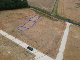 Les Louloux ont profité du drone d’Eric pour faire comme lui et matérialiser terrain, maison, hangars et du taxiway (à peu de chose près) !!!