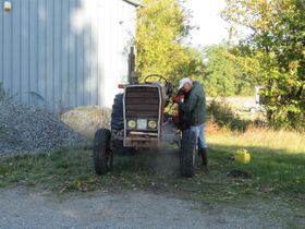 Samedi 10 octobre, le tracteur a droit à un petit nettoyage d'automne car nous devons retrouver un numéro de série : Euréka !!!