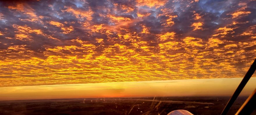 13 NOVEMBRE 2022 : Cela faisait longtemps qu'Amigo l'attendait celui-là !!! Ils ne sont pas jolis nos couchers de soleil berrichons ???